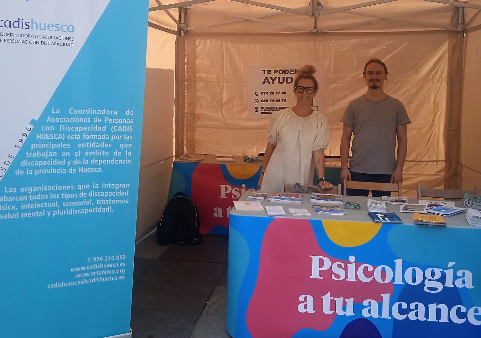 Stand desde el que atendieron al público CADIS Huesca y diversas entidades