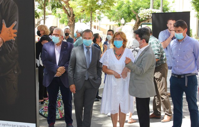 Autoridades e intervinientes durante la visita a la expo