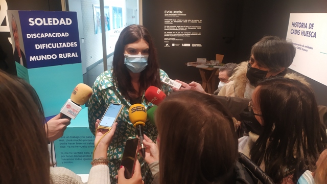 Isabel Seral, una de las protagonistas de la exposición, atendiendo a los medios.