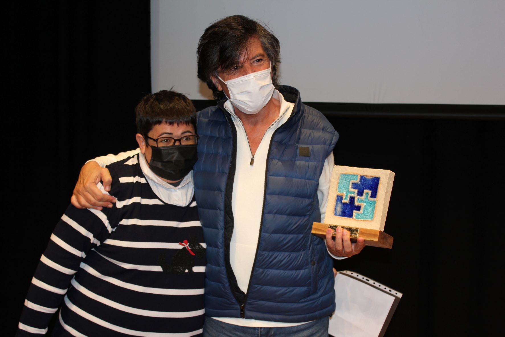 Carlos López Otín y Sofía Aísa de VAlentia que le entregó el premio