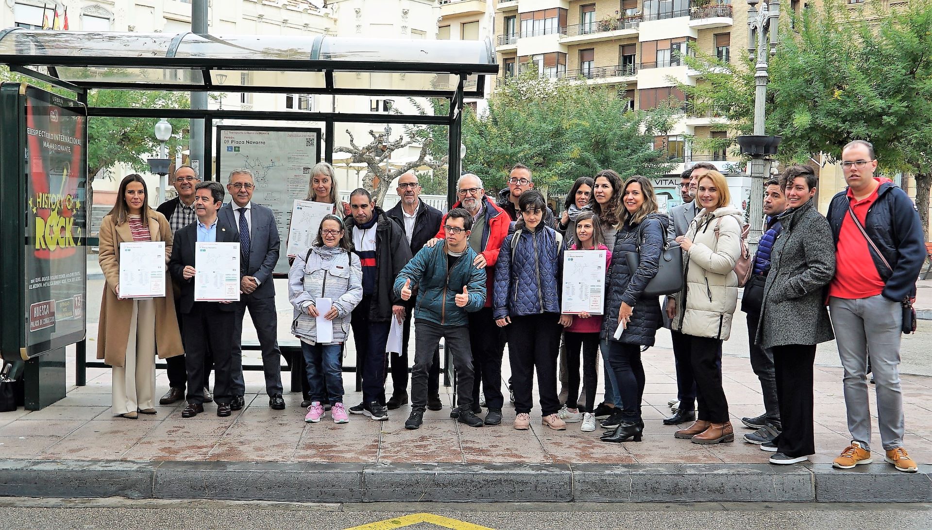 Foto con Representantes de Avanza, Ayuntamiento de Huesca, Caixabank, Gobierno de Aragón, CADIS Huesca y Valentia frente al nuevo cartel. 