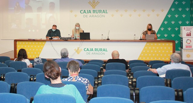 La asamblea extraordinaria ha estado presidida por el presidente de CADIS Huesca, Francisco Ratia, Ana García Carpintero, secretaria de CADIS Huesca y Marta Peña, gerente de la Coordinadora