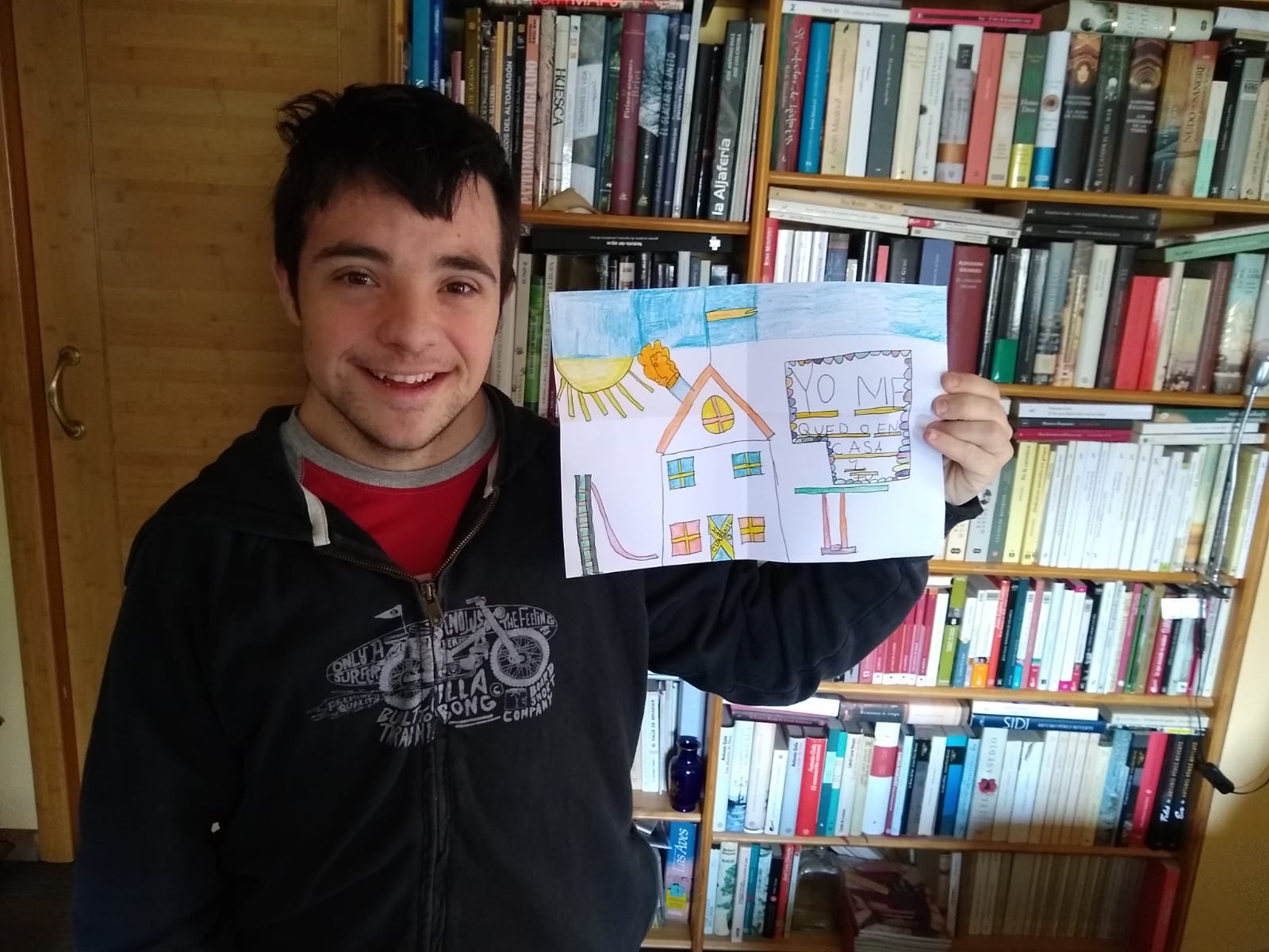 Usuarios de Down Huesca con sus murales de arco iris #YoMeQuedoEnCasa