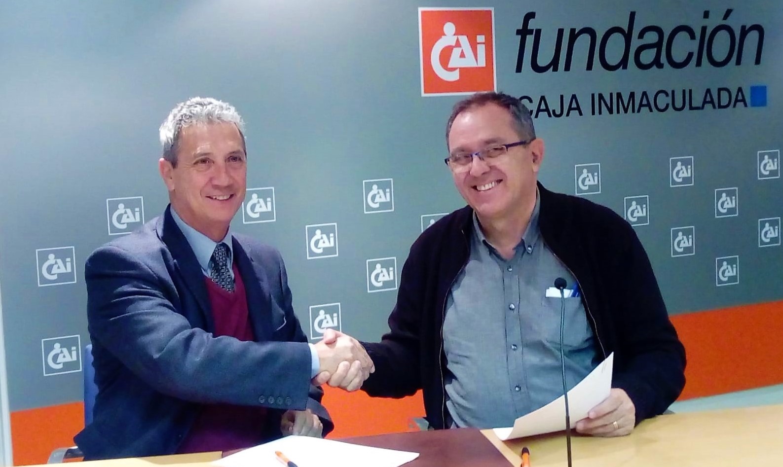 El delegado de Presidencia de Fundación CAI José Ramón Auría y el presidente de CADIS Huesca Francisco Ratiajpg