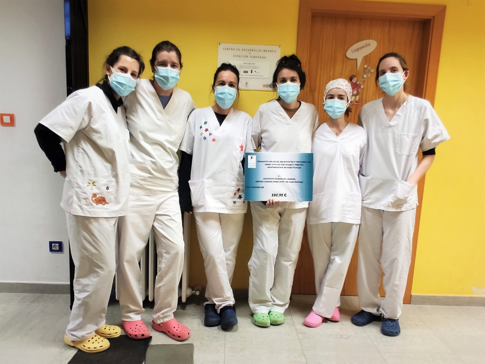 Equipo del CDIAT de Sabiñánigo, con el cheque simbólico