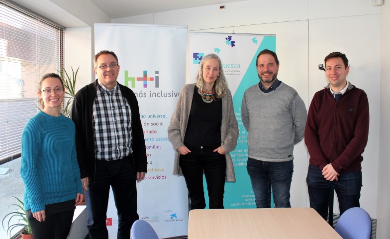 Ignacio Compairé y Angel Mas, del Colegio Oficial de Farmacéuticos de Huesca posando junto a Marta Peña, y Francisco Ratia, gerente y presidente de CADIS Huesca, y Ana Cortés, dietista-nutricionista de la Coordinadora.  