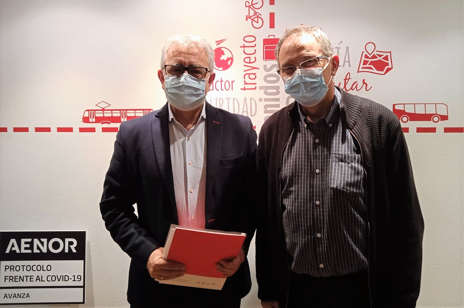 Francisco Ratia, de CADIS Huesca y José Ramón Lasierra de Avanza firmando el acuerdo