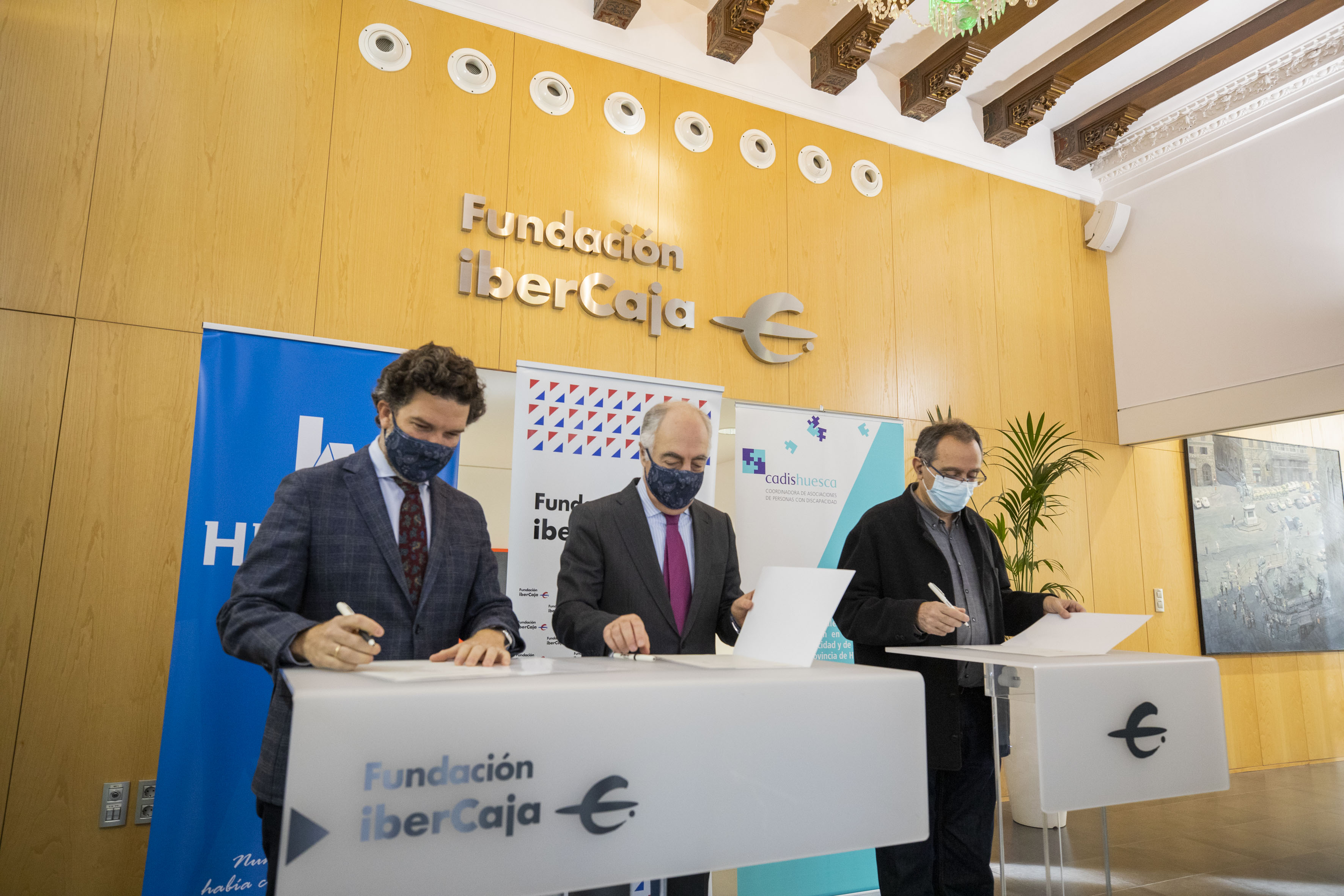 Firma de convenio de Fundación Ibercaja Henneo y CADIS Huesca
