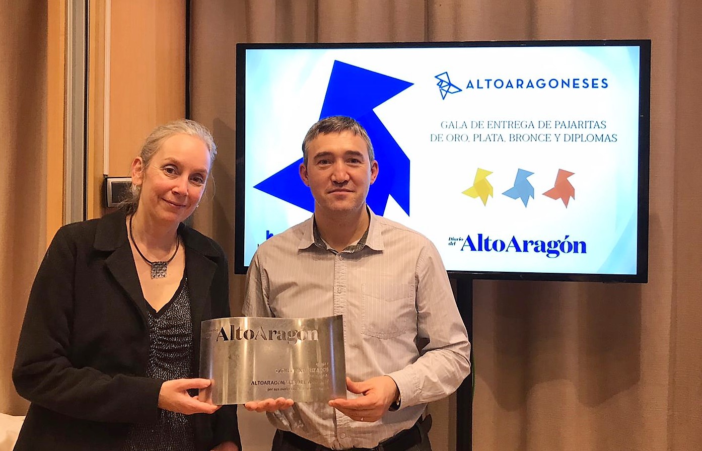 Marta Peña, gerente de CADIS Huesca y Anselmo Lalueza, vicepresidente de ASPACE Huesca recogiendo el diploma.