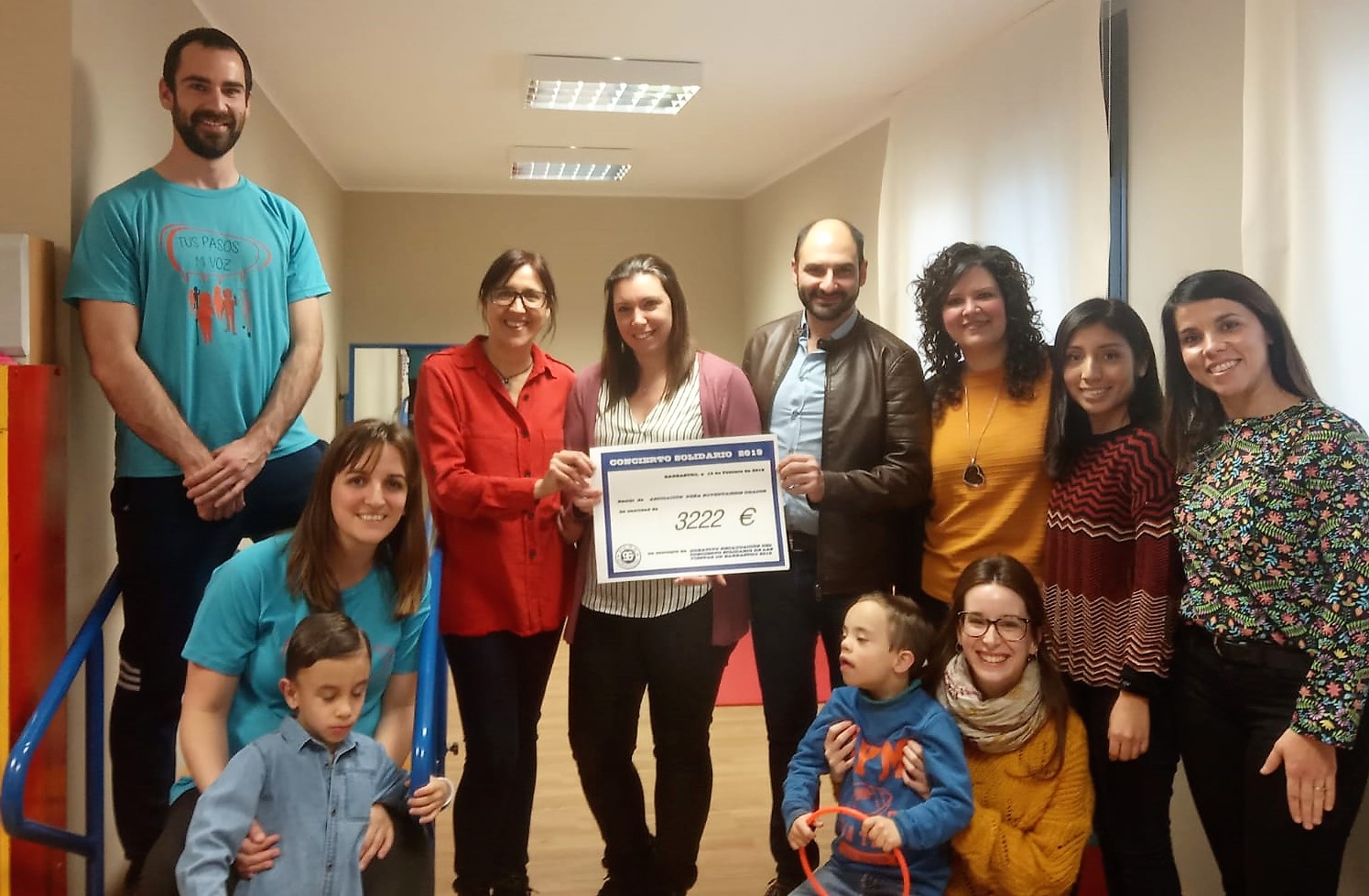 Familiares, profesionales, alumnos del CDIAT Río Vero y representantes de la Peña 96º posando con su cheque solidario. 