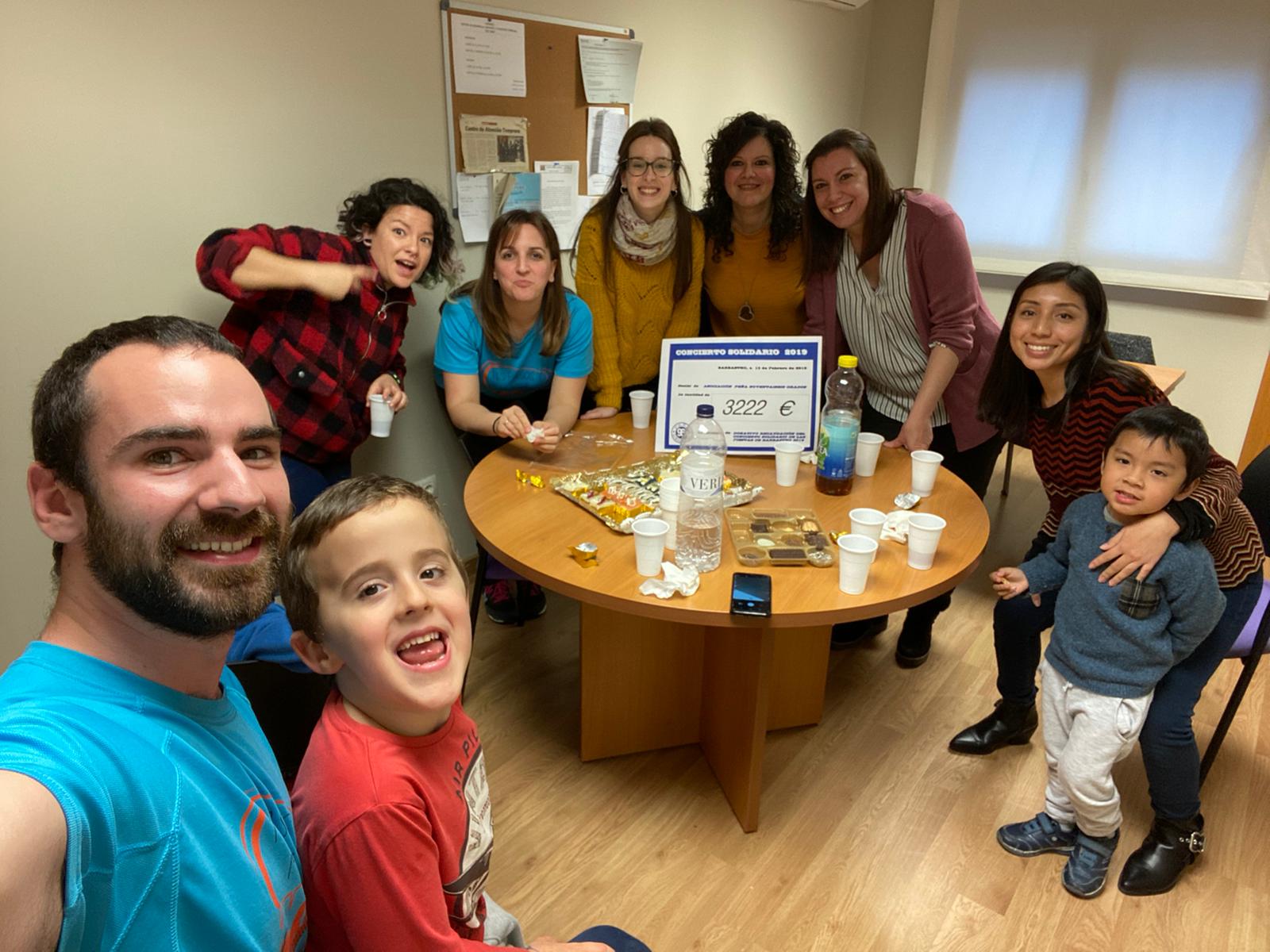 Caras felices en la entrega del cheque solidario de la Peña 96º de Barbastro
