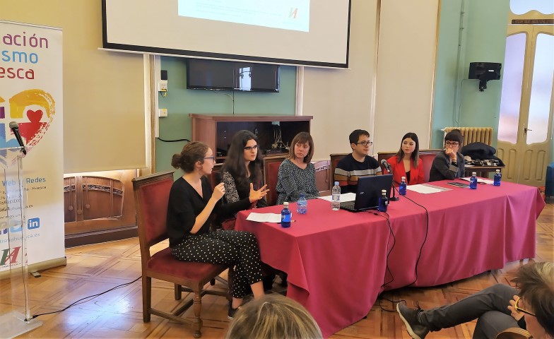 mesa-coloquio, moderada por la propia María de la Cal, contará con la participación de Elsa Cortés, estudiante de Matemáticas y colaboradora de la sección TEAconA de Autismo Huesca; Carlos Toquero, programador y socio de Asperger Aragón, y Alexandra Herrero, estudiante de 2º de la ESO y socia de Autismo Huesca, quienes estarán acompañadas por Giovanna Falchi, coodinadora del departamento de psicología de Asperger Aragón, y María Pescador Valles, responsable técnica de la Autismo Huesca. 