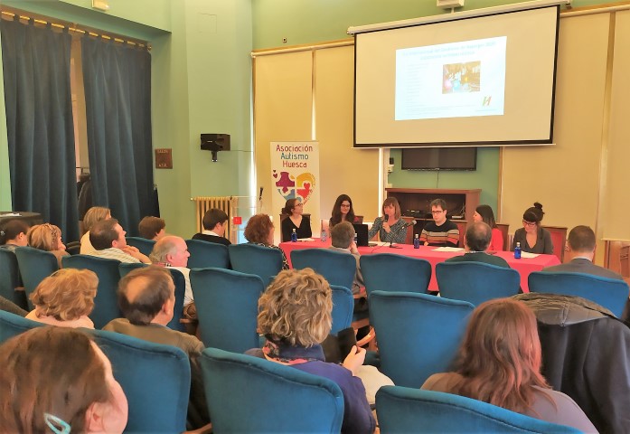 Público en el  Salón Azul del Casino de Huesca