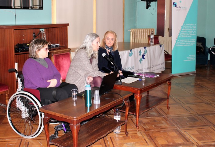 Marta Valencia, Marta Peña y Alicia Pérez en la presentaciñon de la jornada organizada con motivo del 8M