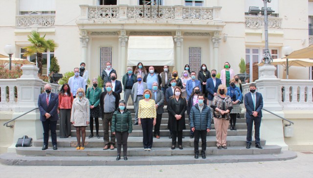 Presentación actos 25 Aniversario CADIS Huesca. Foto de familia con representantes de entidades, autoridades y las personas vinculadas a las entidades participantes en el acto 