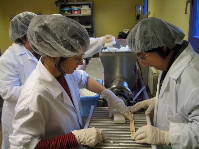 Elaboración de jabones en Centro El Remós Guayente