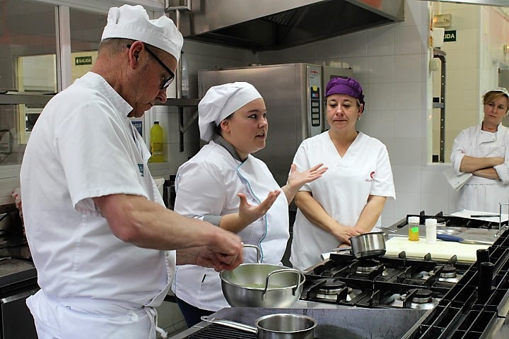 Yolanda M. impartiendo el curso Texturizados s 5