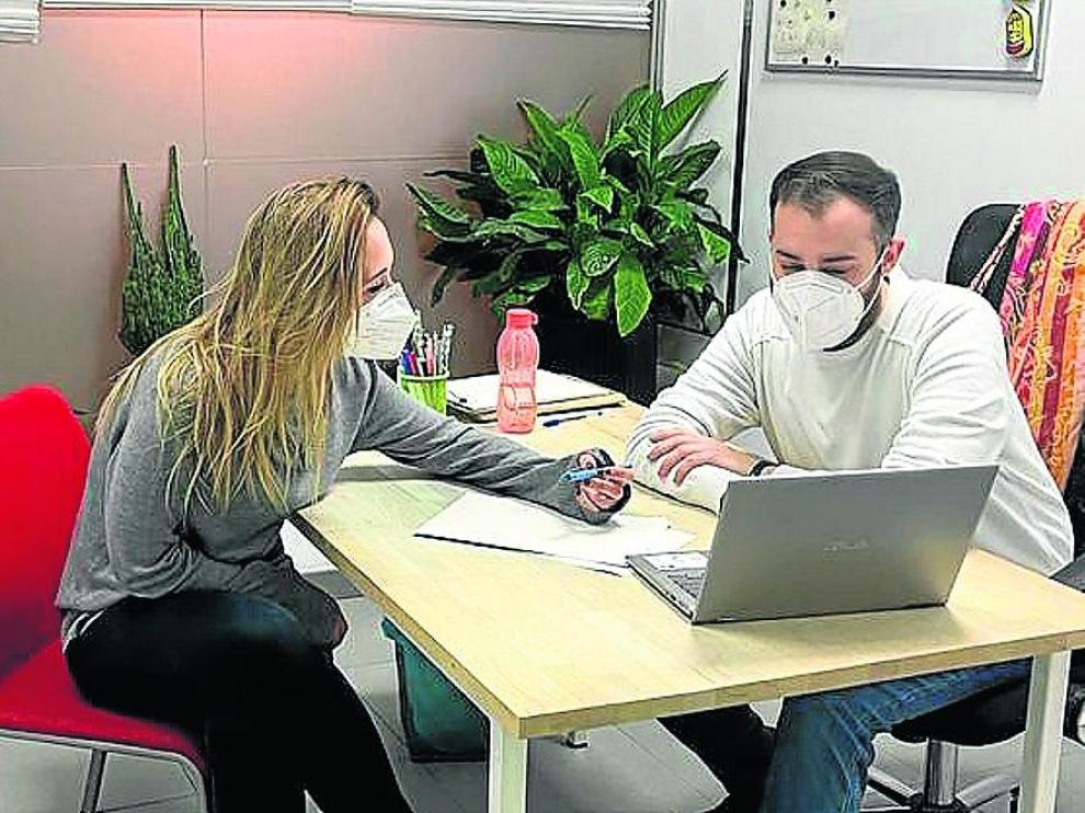 Samara Sáez y Francisco Vinués, psicólogos sanitarios de Afda.Foto DAA