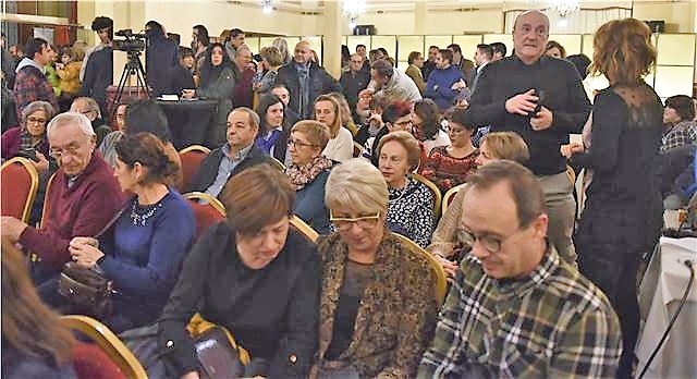 comerciantes brindan