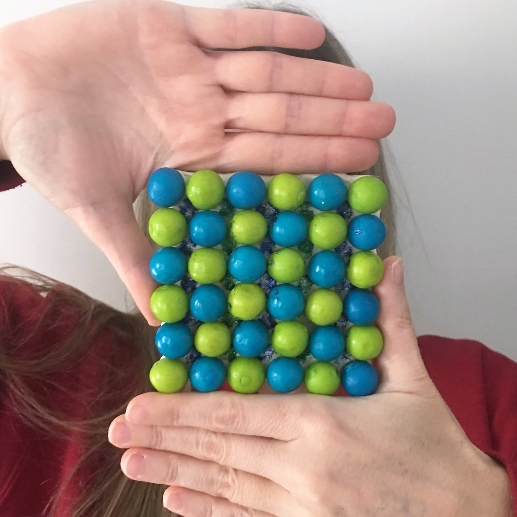 Cuadrado realizado con chicles de bolas