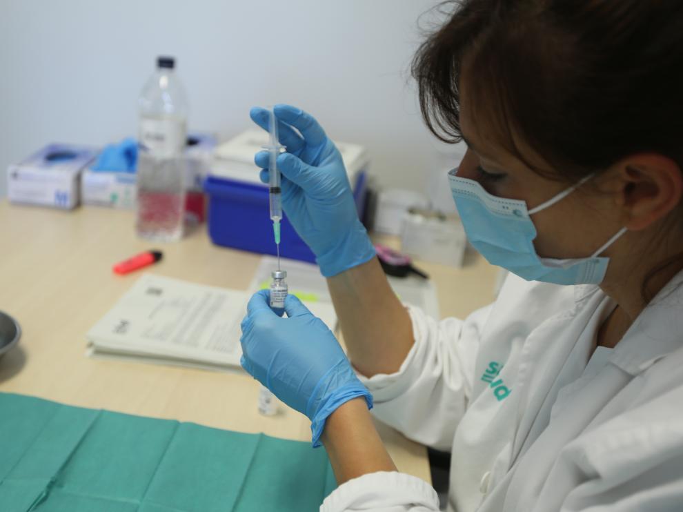 una sanitaria oscense prepara una dosis de la vacuna foto DAA