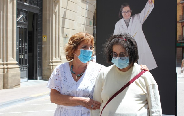 Marivi Broto con Elena una de las protagonistas de la exposición