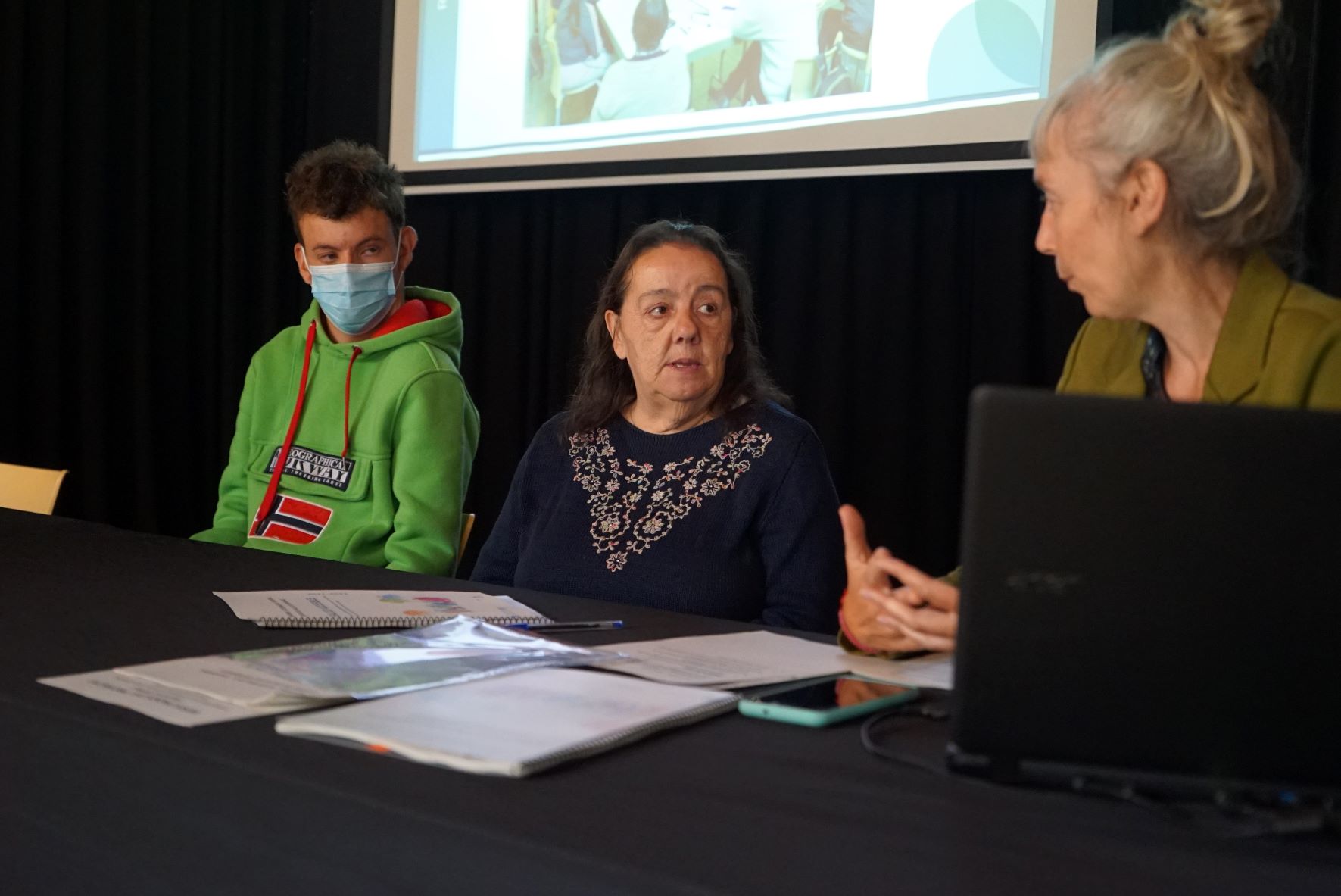 Daniel Agüera y Mª Teresa Cajal, participantes en la formación en Accesibilidad Universal y en las revisiones de accesibilidad del Centro de salud de Sabiñánigo junto a Marta Peña gerente de CADIS. 