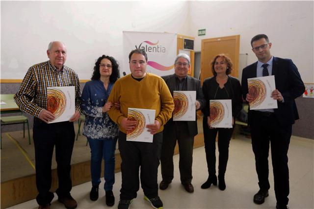 David Martínez, en el centro, con sus padres a la derecha y miembros que han participado en el proyecto de Valentia, CaixaBank y de la dirección provincial de Educación, Cultura y Deporte de la DGA